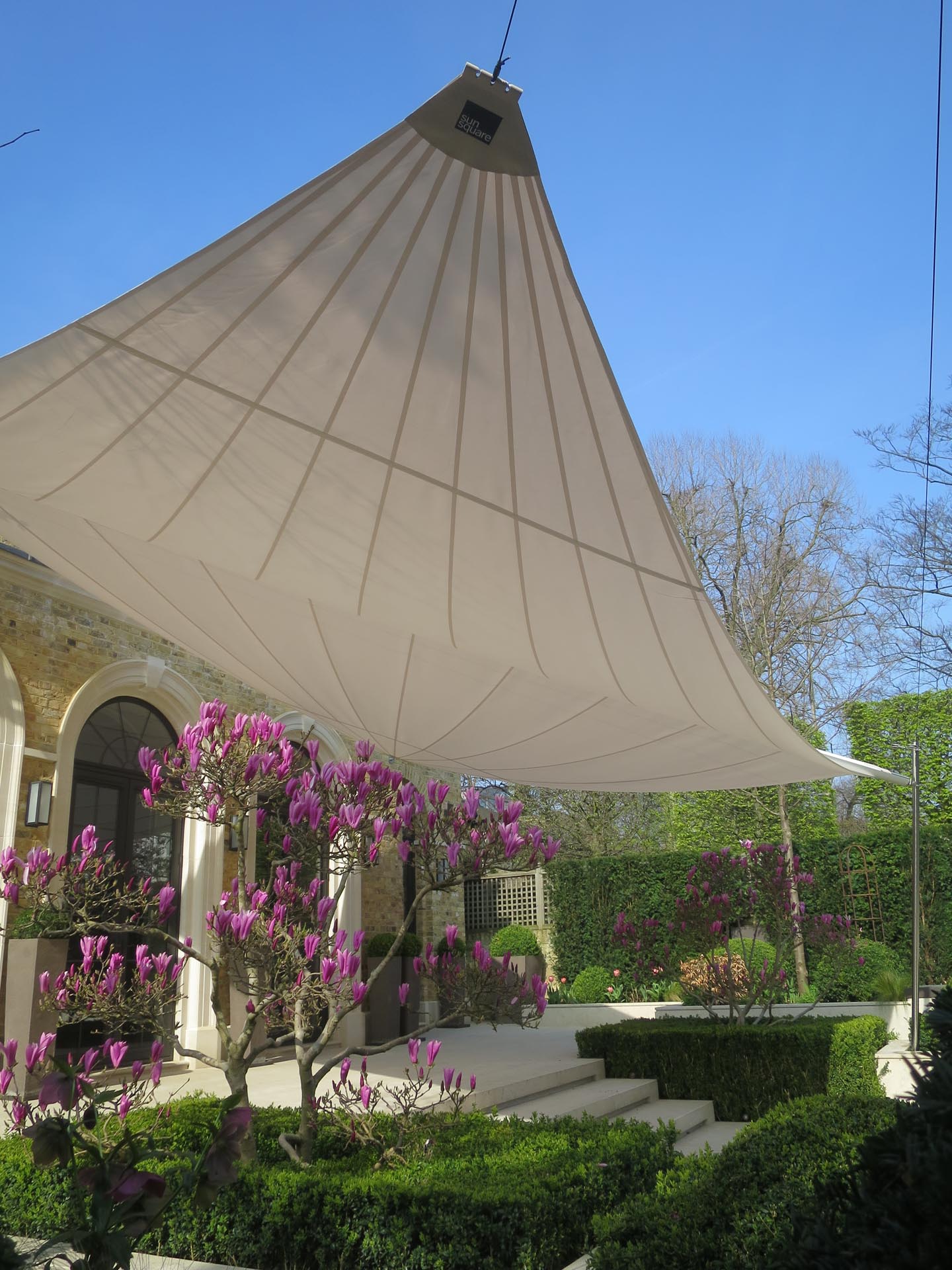 53 m² großes Strahlensegel von SunSquare für stilvollen Sonnenschutz im exklusiven Privatgarten.