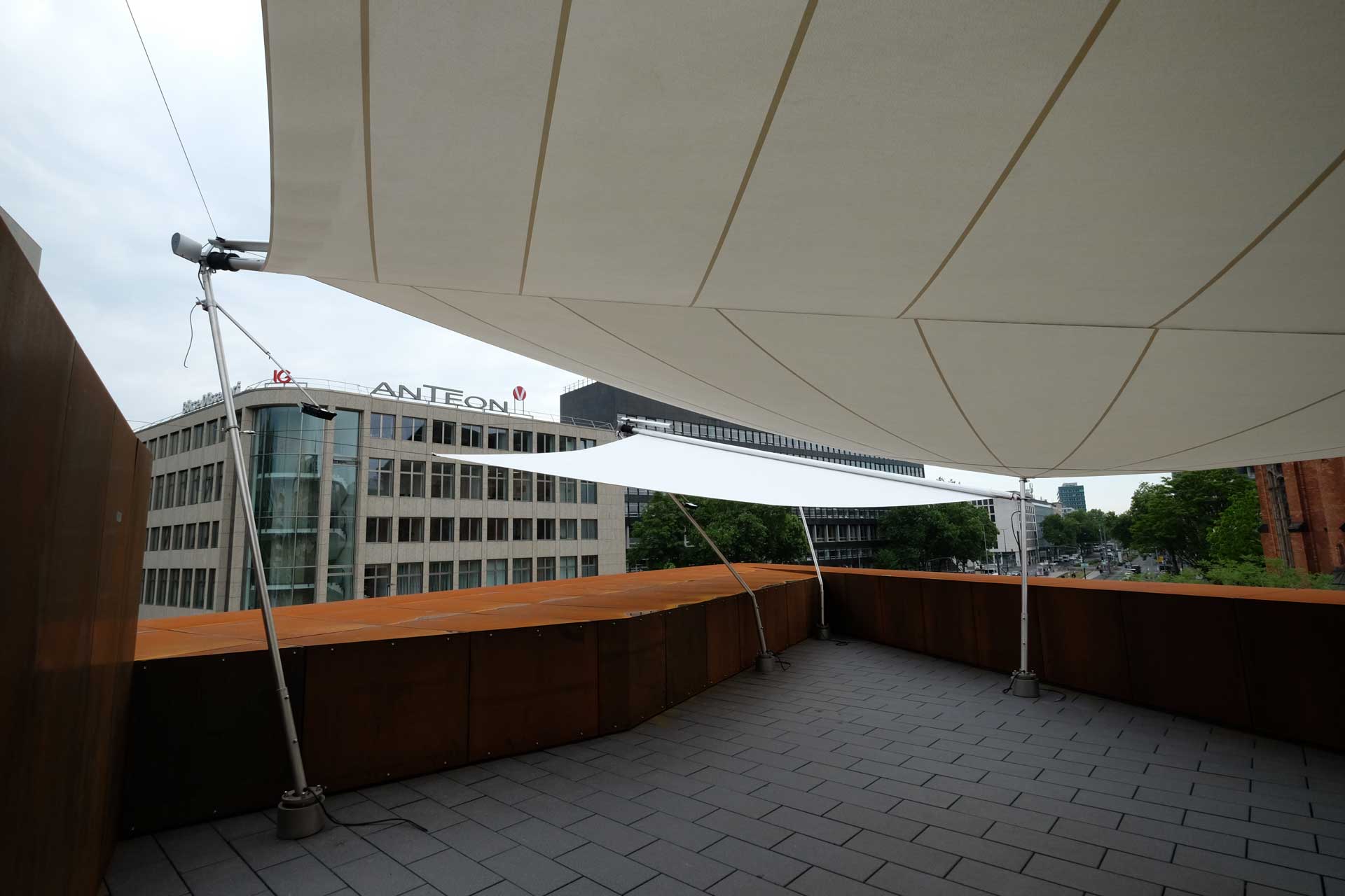 Terrassenbeschattung für Restaurants mit Sonnen- und Regenschutz.
