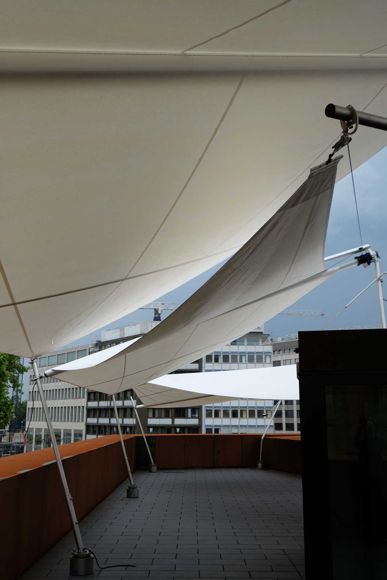 Gastronomie-Beschattung mit hochwertigen SunSquare Sonnensegeln.