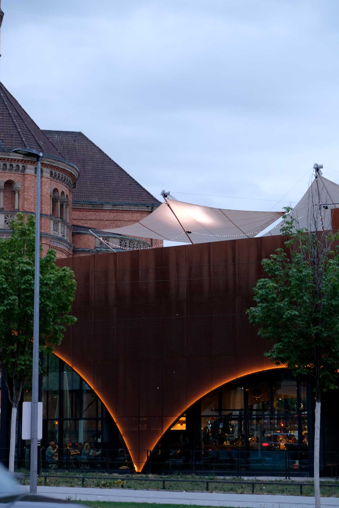 Professioneller Sonnenschutz für Gastronomie und Restaurantterrassen im Stadtzentrum.