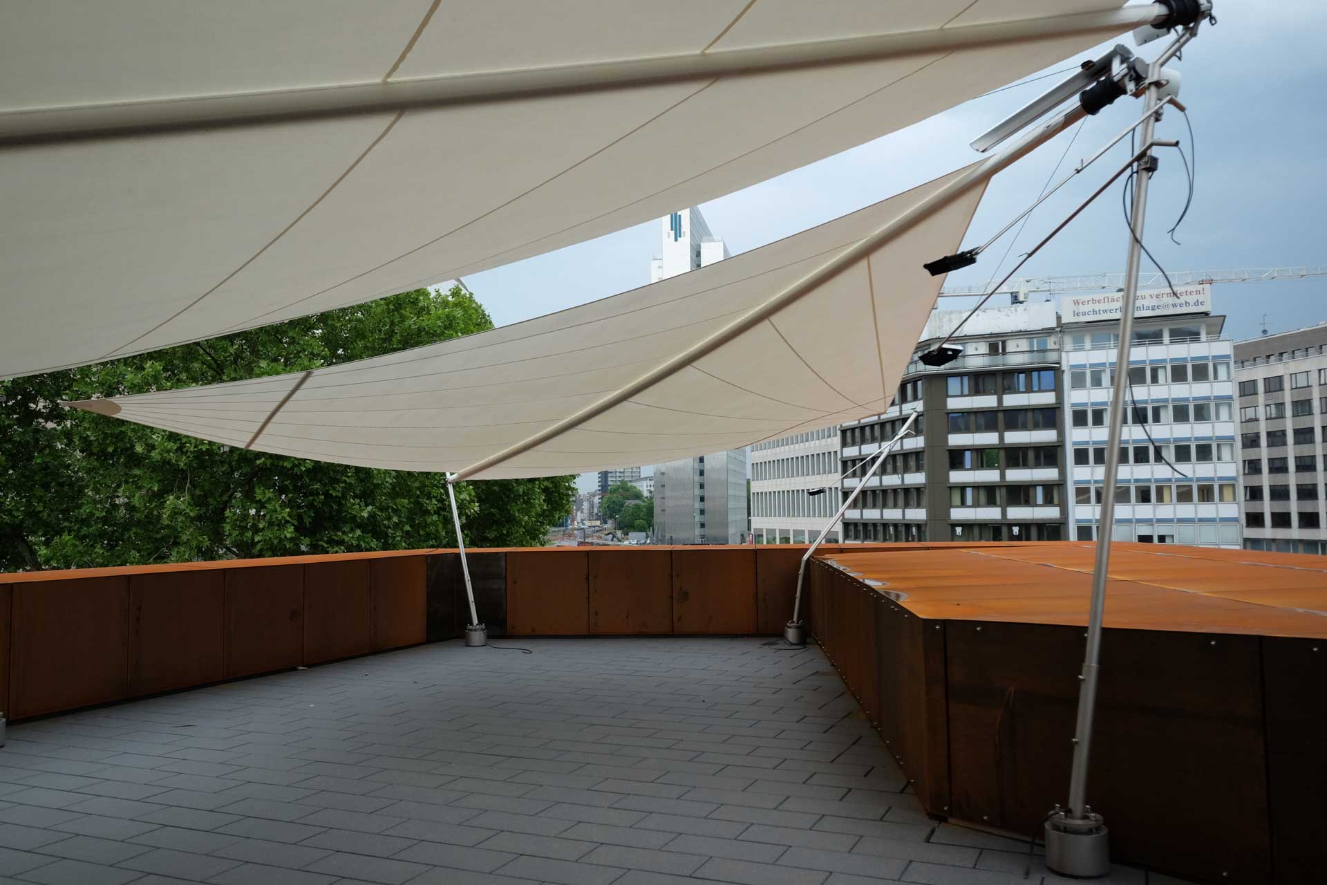 Weiße Soltis W96 Sonnensegel auf moderner Gastronomie-Terrasse.