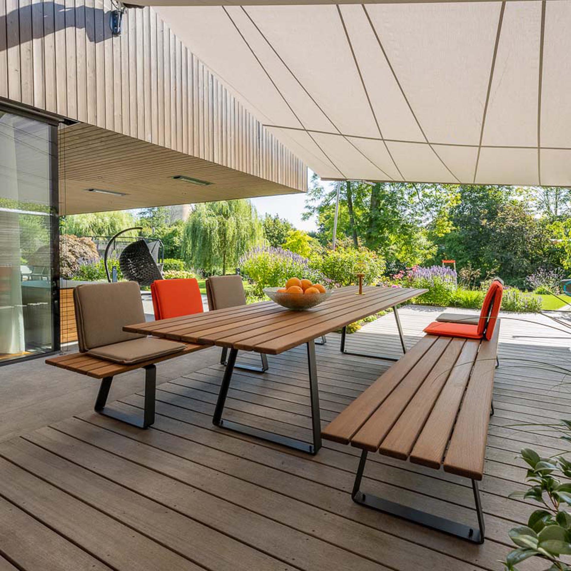SunSquare Rechtecksegel auf der Terrasse eines Mehrgenerationenhauses in Deutschland