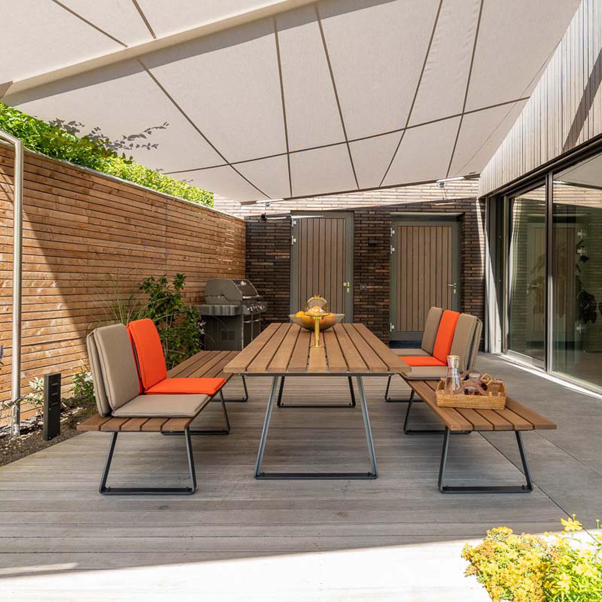 Architektonische Beschattungslösung für eine lange Terrasse mit SunSquare AX-Doppelrechteck.