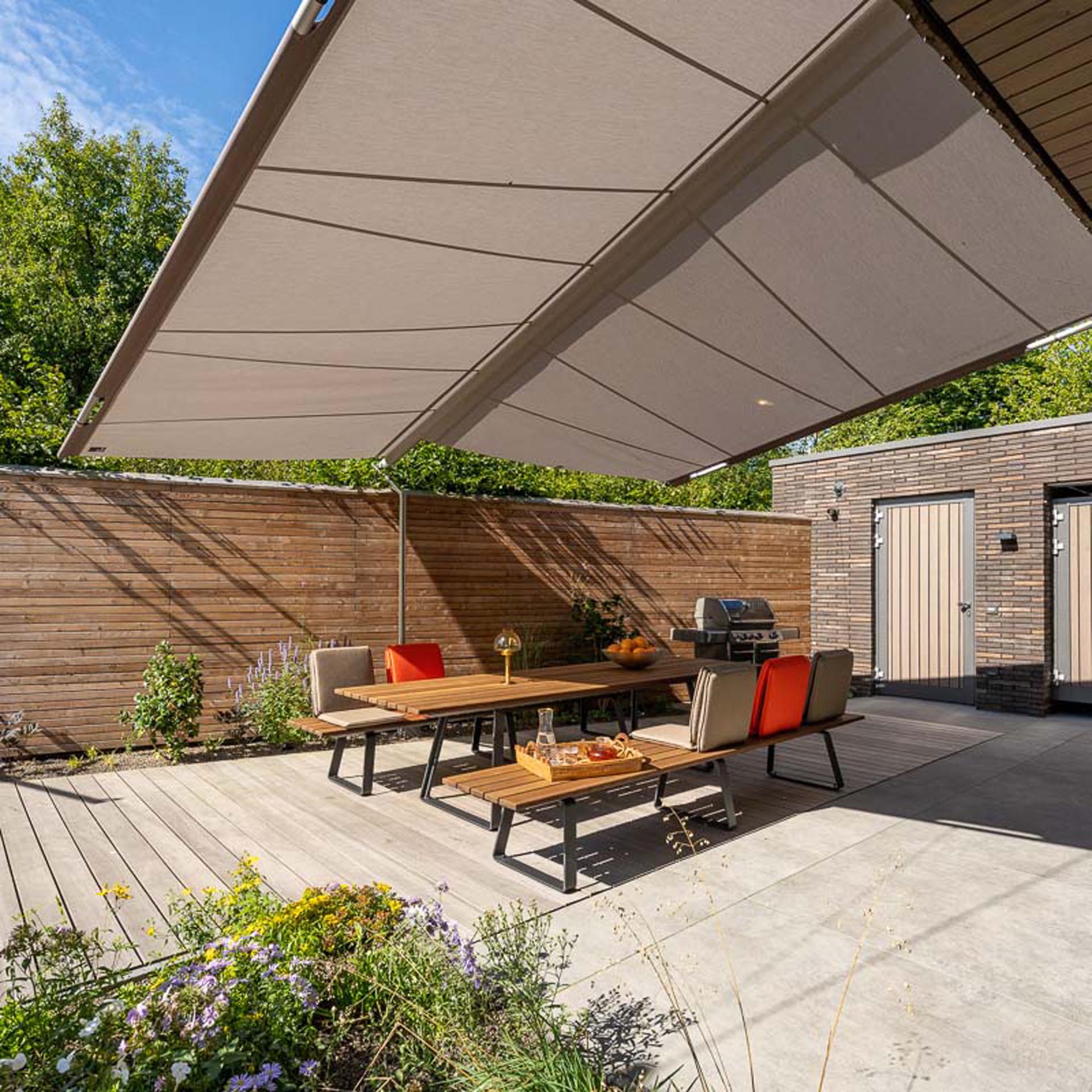 Hochwertige Sonnensegellösung für zwei Terrassenebenen in Deutschland.