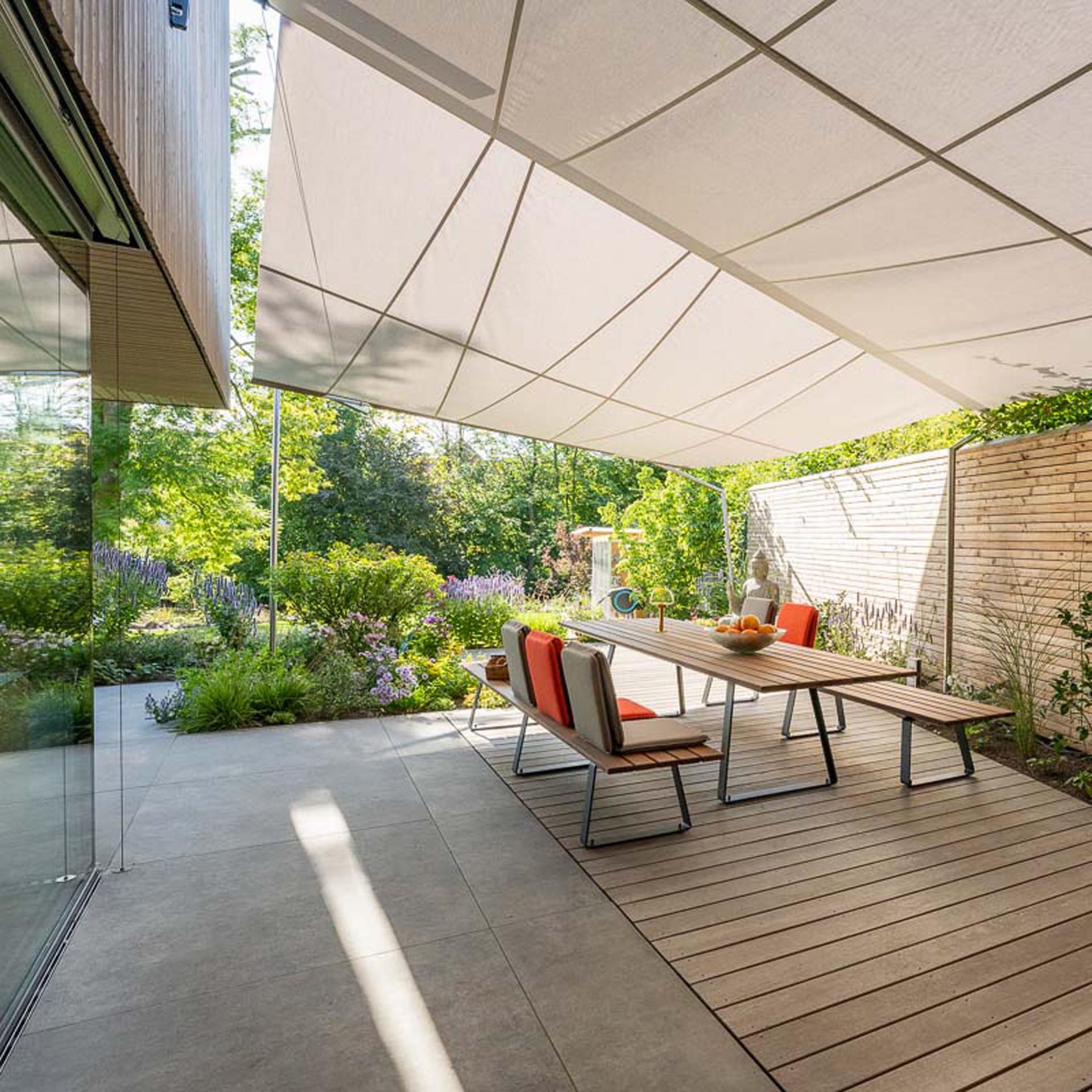 Doppel-Rechtecksegel von SunSquare für die schmale Erdgeschoss-Terrasse in Deutschland.