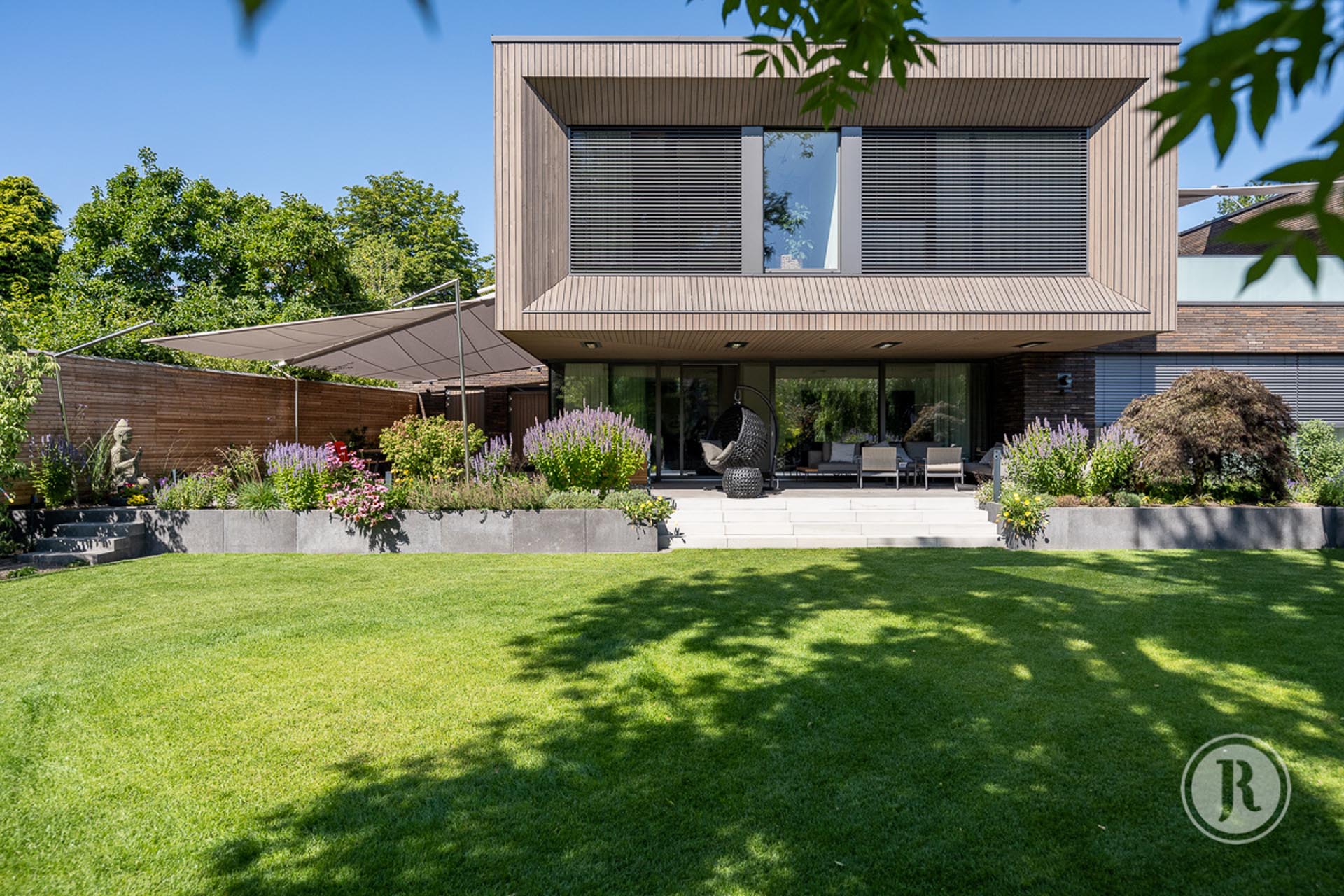 Perfekt integrierte SunSquare Segelanlagen für moderne Wohnarchitektur.