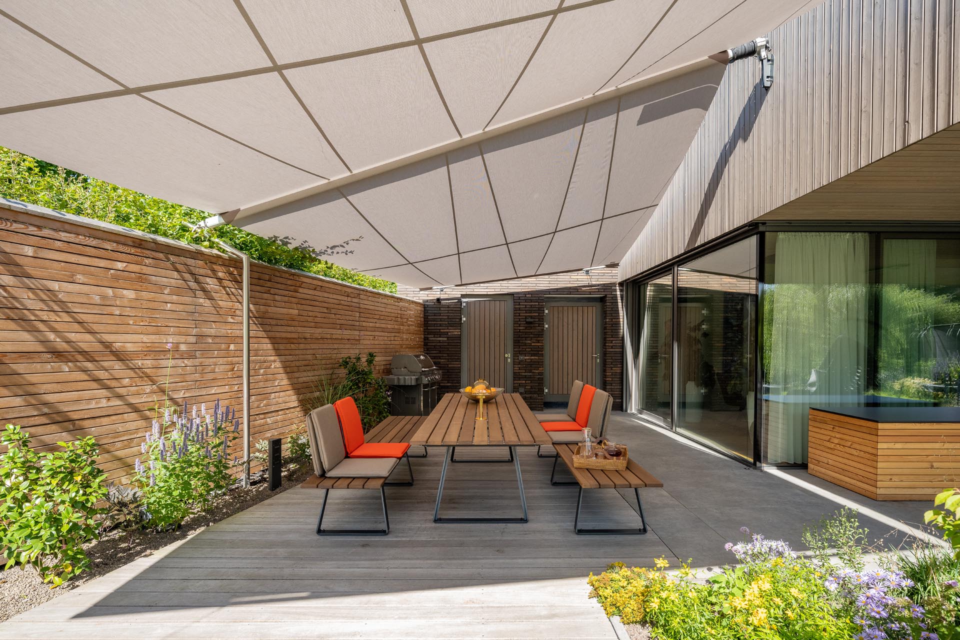 Doppel-Rechtecksegel von SunSquare für die schmale Erdgeschoss-Terrasse in Deutschland.