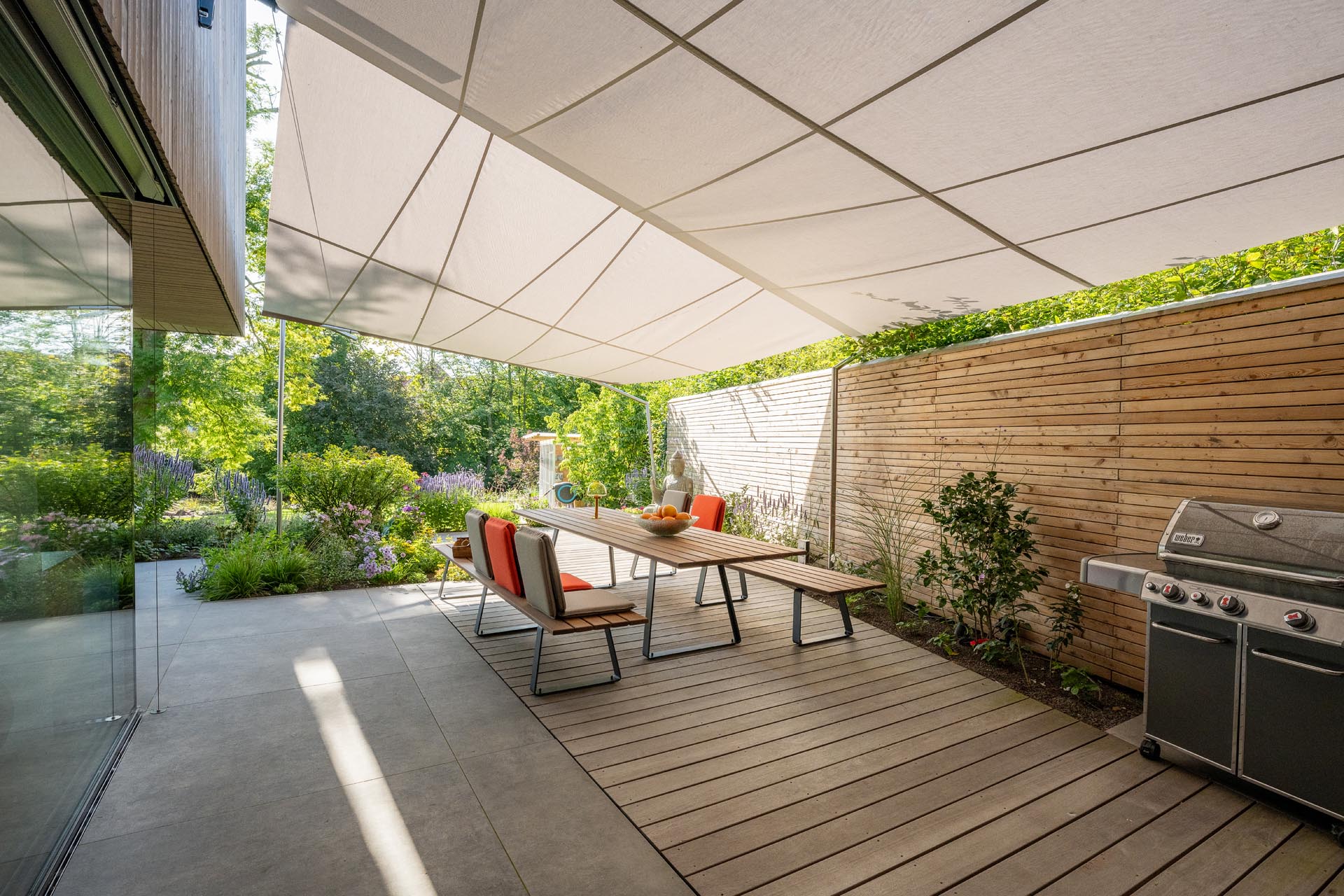 Doppel-Rechtecksegel von SunSquare für die schmale Erdgeschoss-Terrasse.