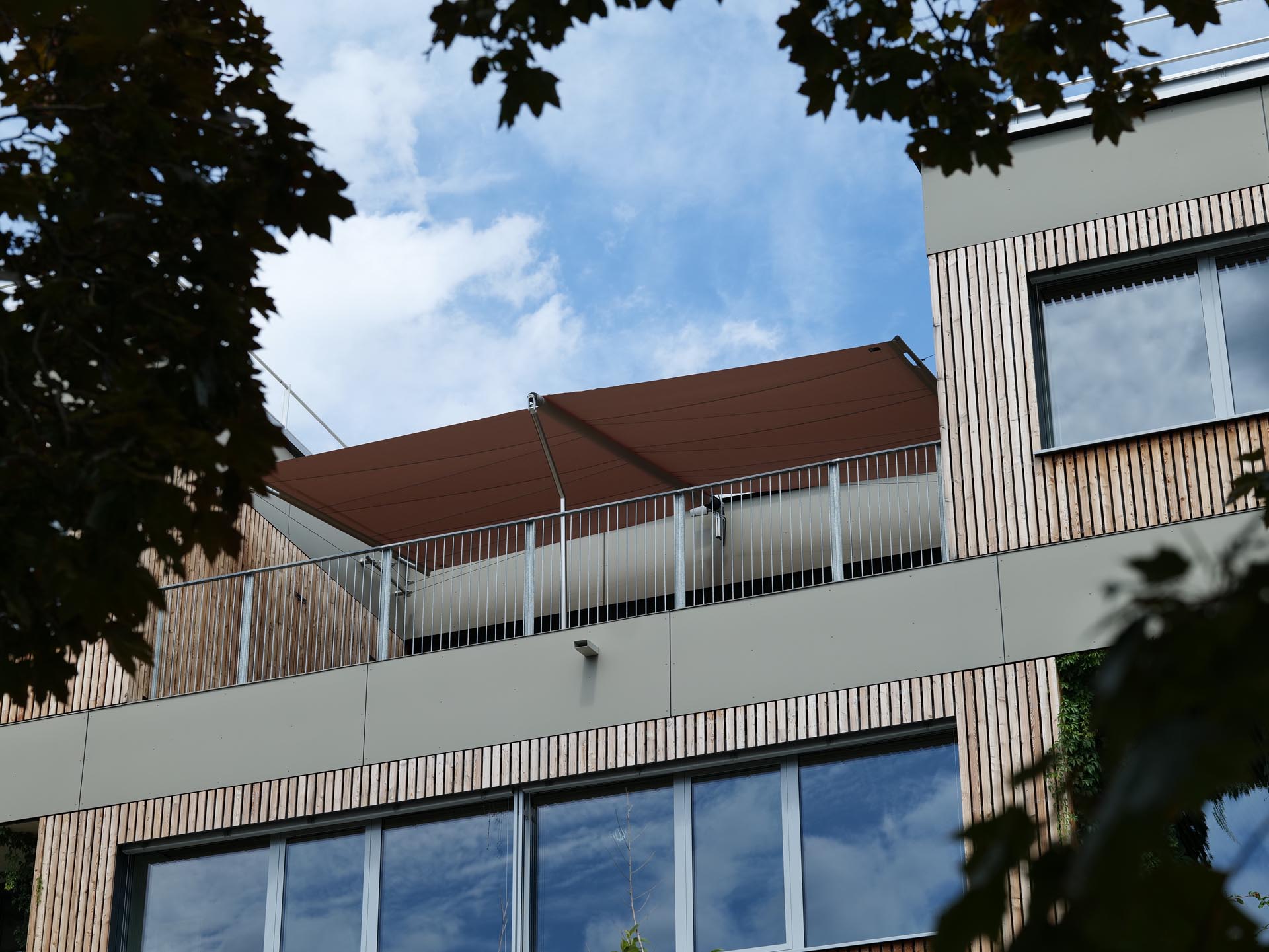 SunSquare Sonnensegel an der Bildungseinrichtung Willi Resetarits in Wien
