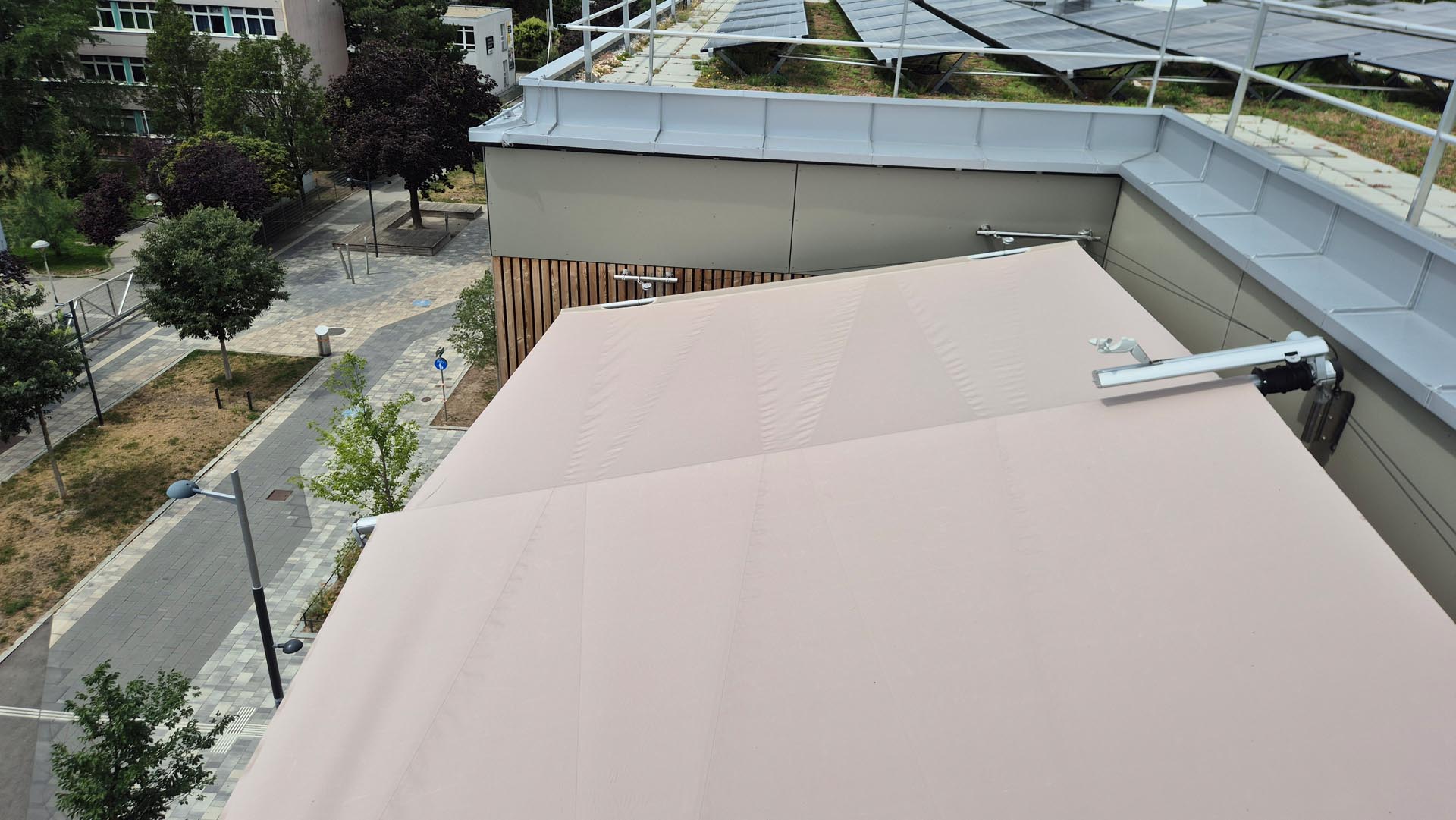 33 m² großes SunSquare Sonnensegel in Wien-Floridsdorf.