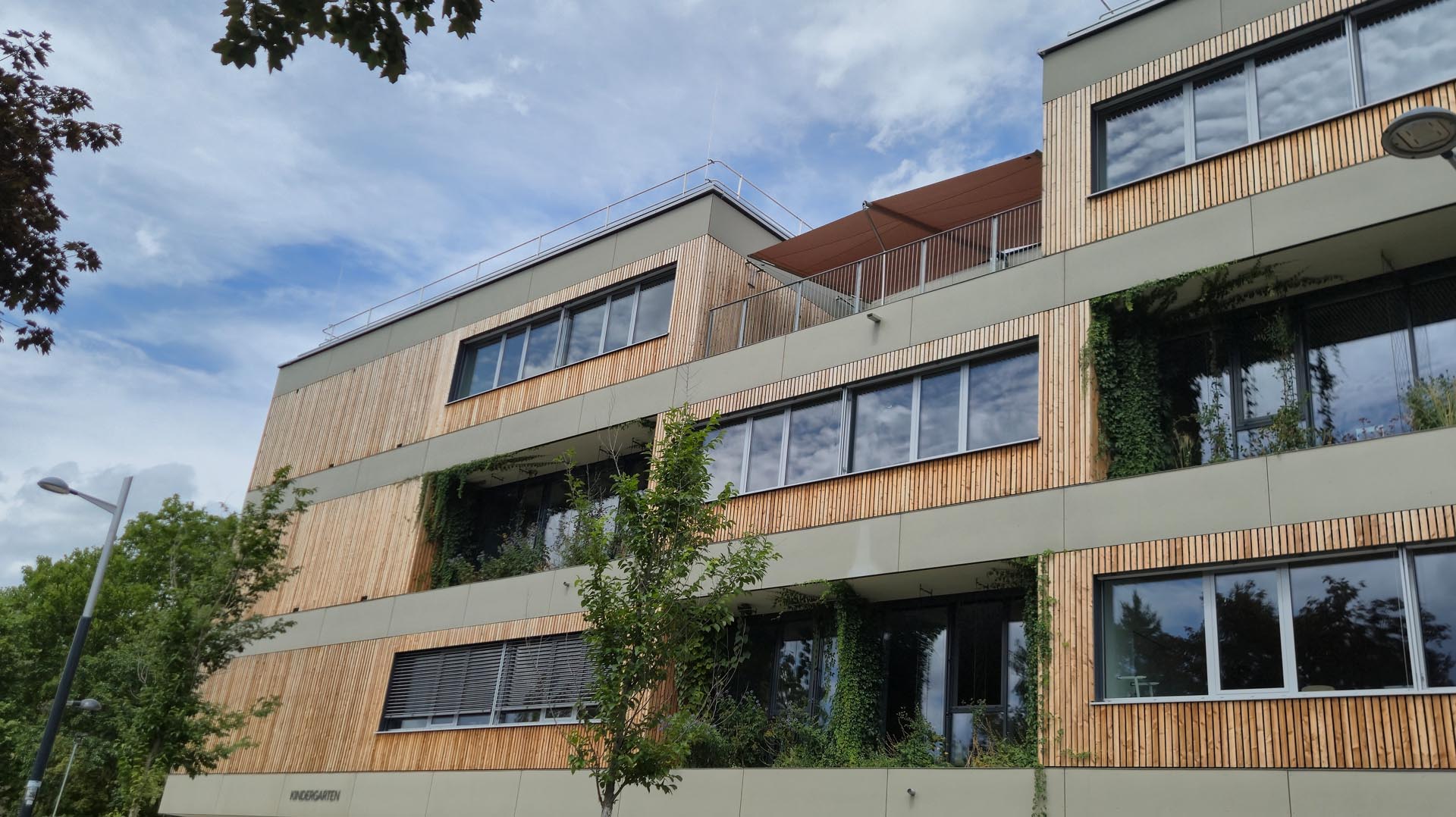 Außenliegender Sonnenschutz an modernem Bildungsgebäude.
