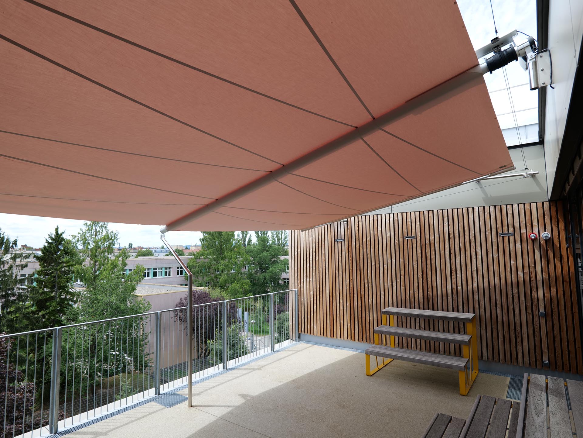 Architektonisch integriertes Sonnensegel am Bildungscampus.