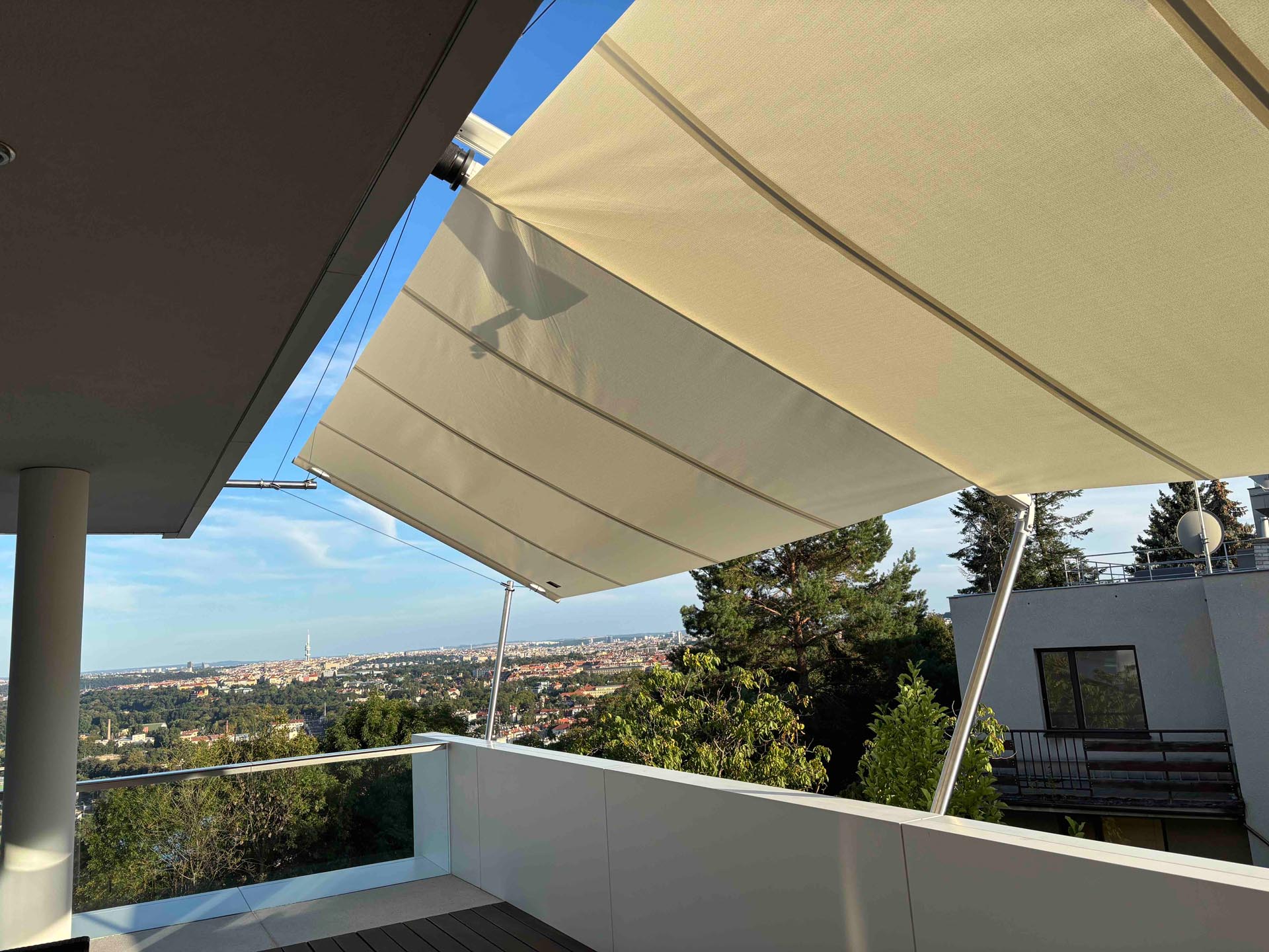 Symmetrisch geplantes SunSquare Sonnensegel aus Soltis W96 an zeitgenössischer Architektur.