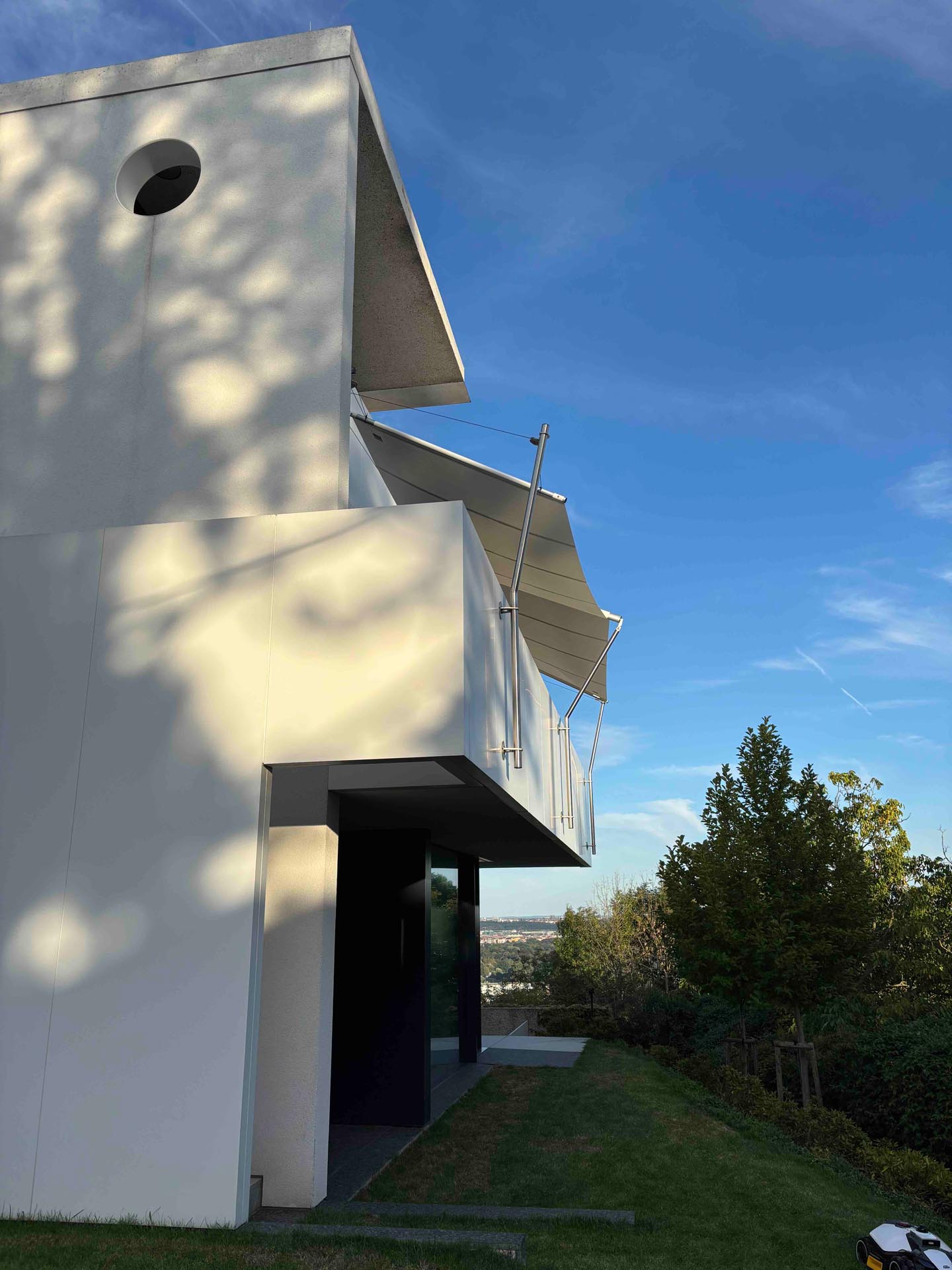 SunSquare Rechtecksegel an modernem Wohnhaus in Tschechien mit Sonnen- und Regenschutz
