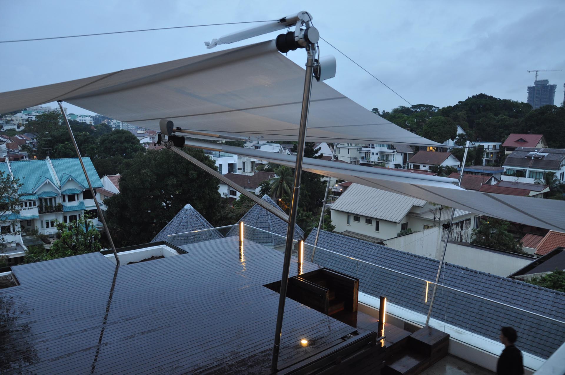 Modern gestaltete Dachterrasse mit automatisierten SunSquare Sonnensegeln.