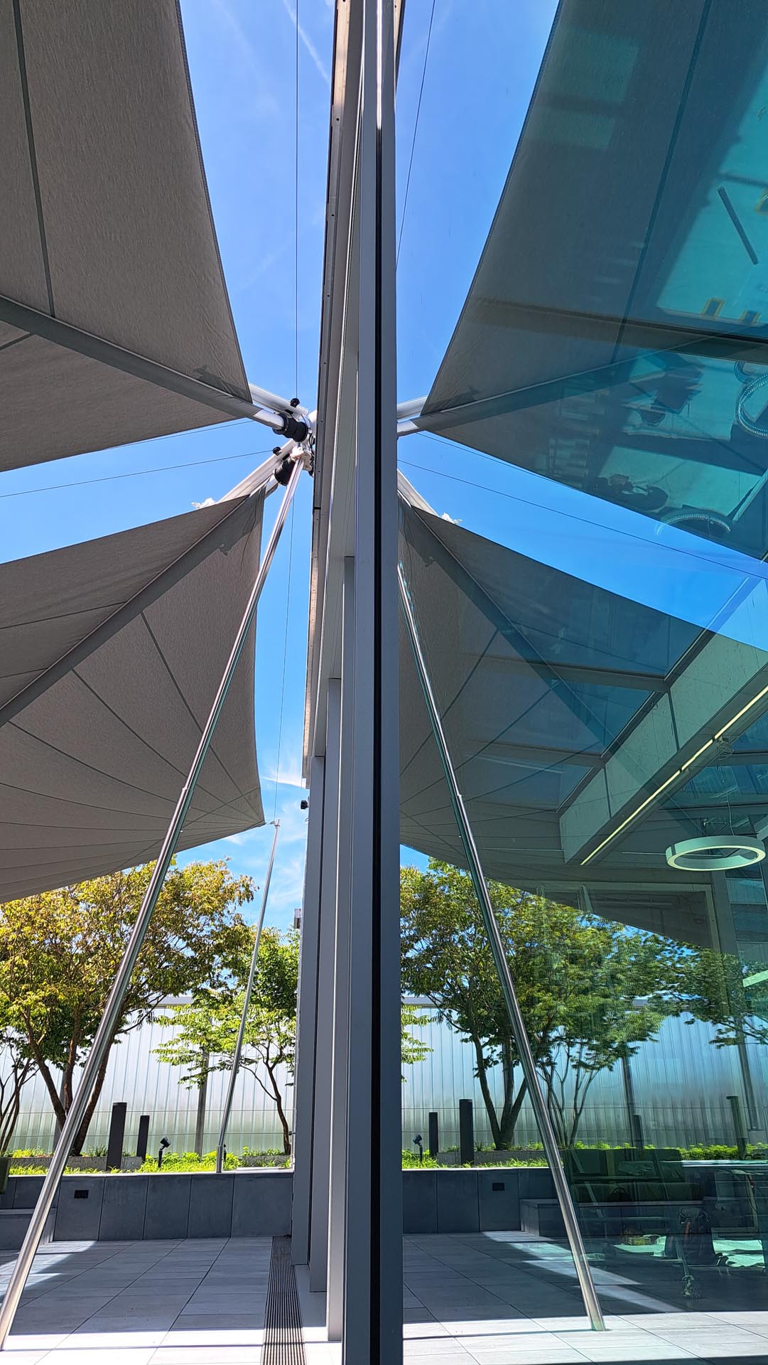 Dachterrasse eines Bürogebäudes mit SunSquare Strahlensegeln in Farbe Sage.