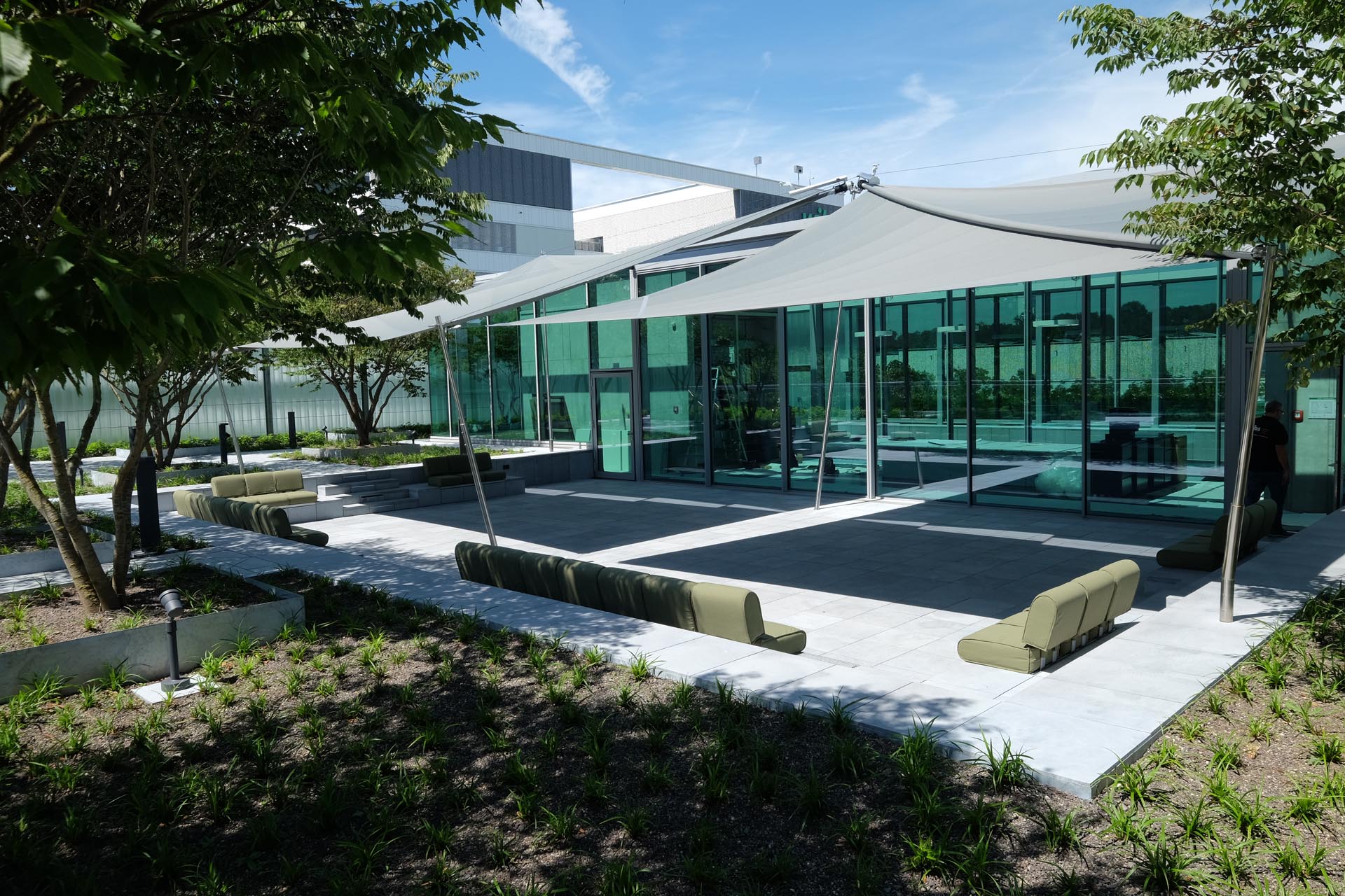 Bodenmontageteller für die sichere Verankerung von SunSquare Anlagen.