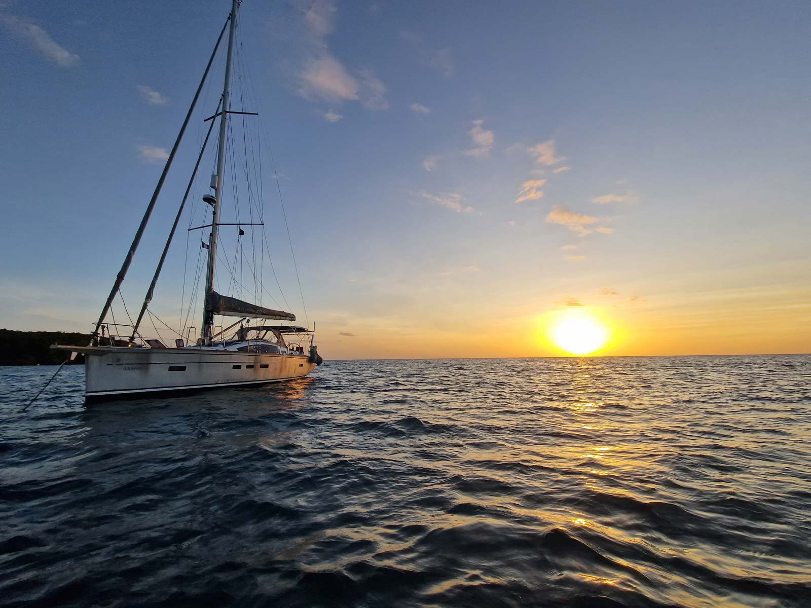Voilier Allures 40 pieds en navigation en extérieur.