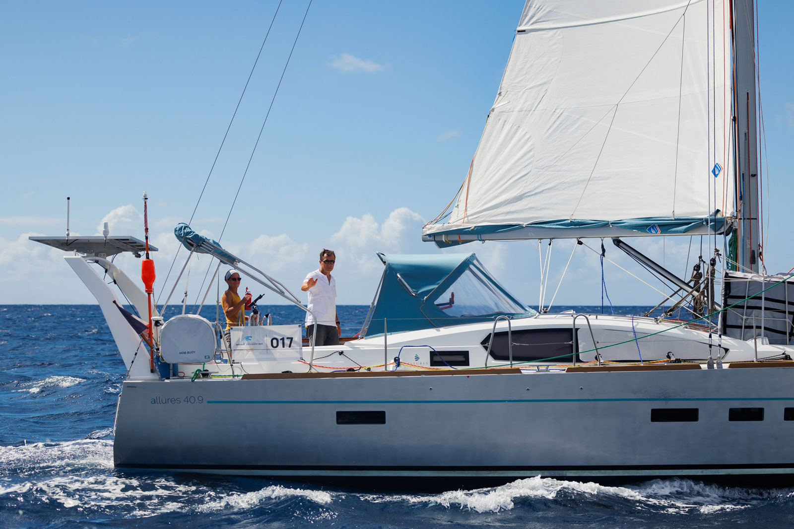 Voilier Allures 40 pieds en navigation en extérieur.