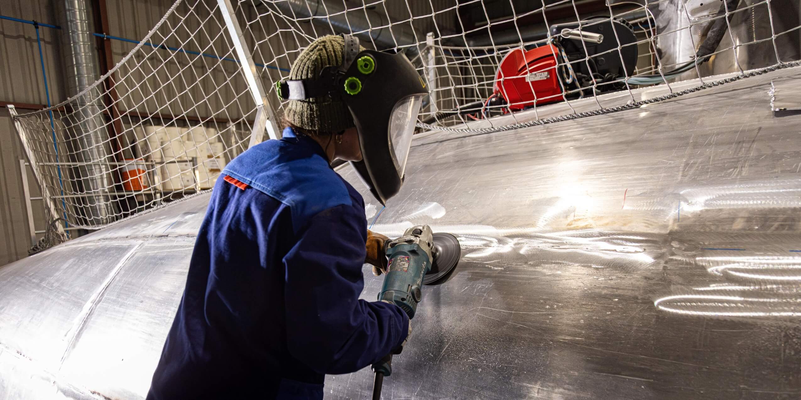 allures-horizon-47-aluminium-hull-sanding