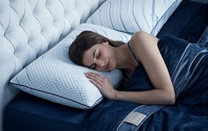 Woman sleeping on Memoform pillow