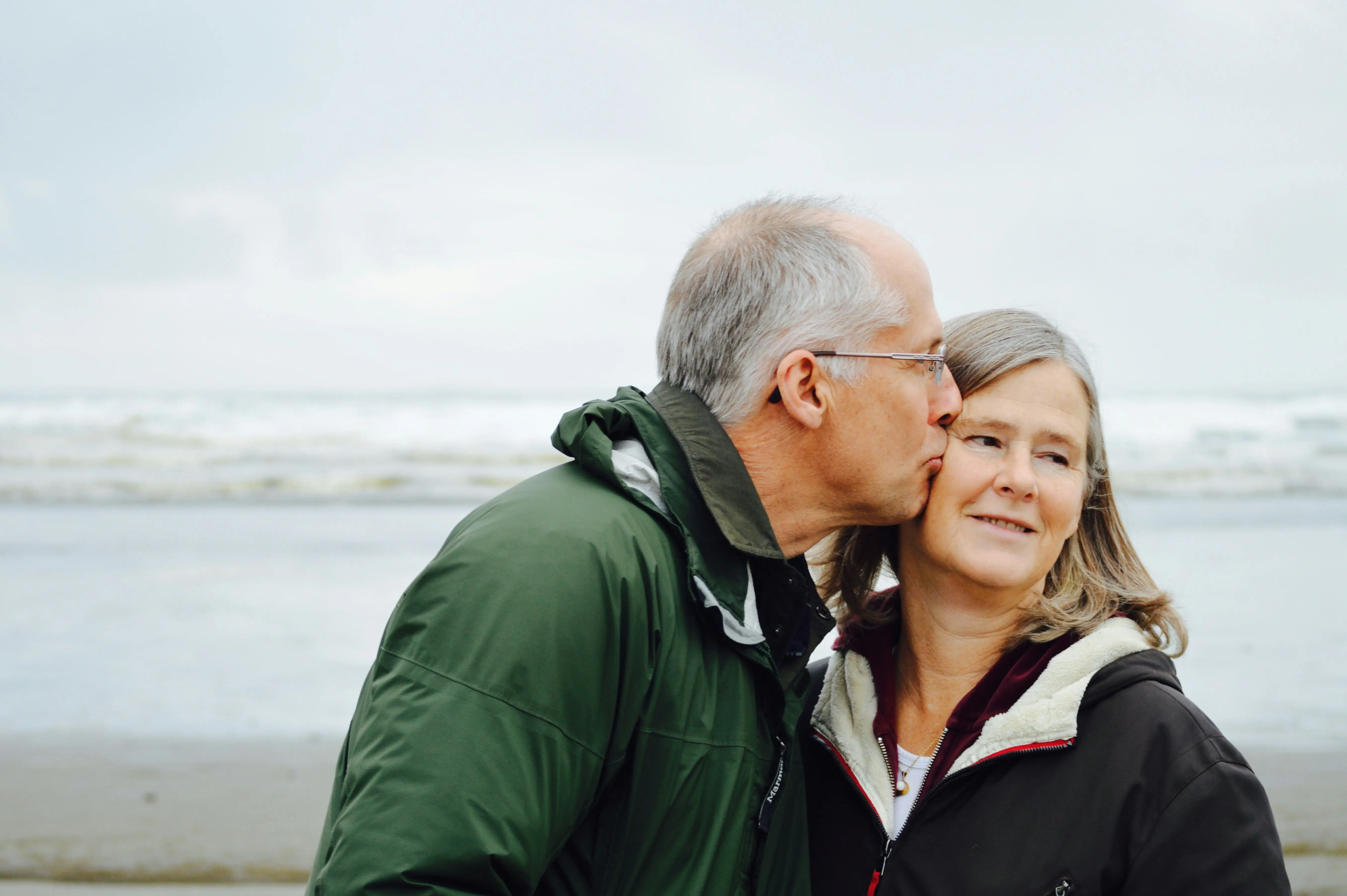 elderly couples kissing
