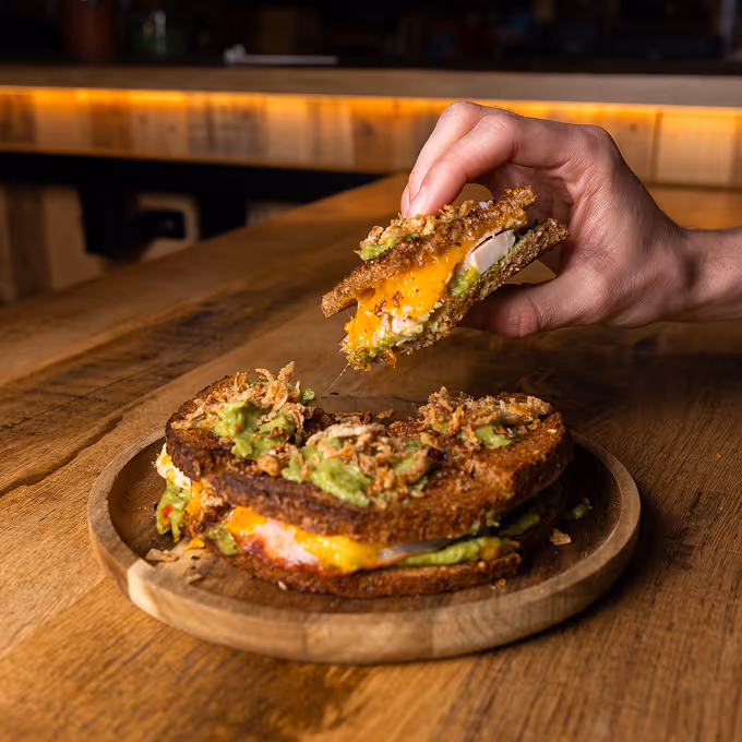Croque-monsieur croustillant servi avec bière artisanale chez Trolls & Croque à Lille
