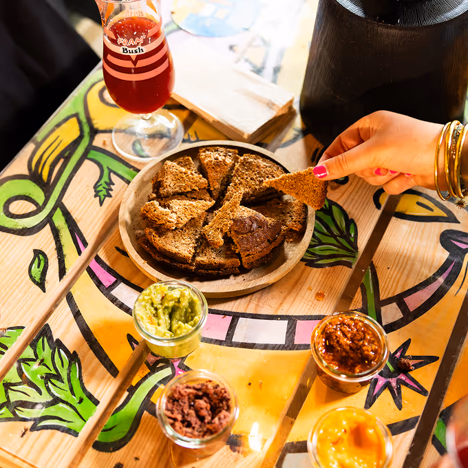 Intérieur du restaurant Trolls & Croque à Lille avec ambiance boisée et chaleureuse