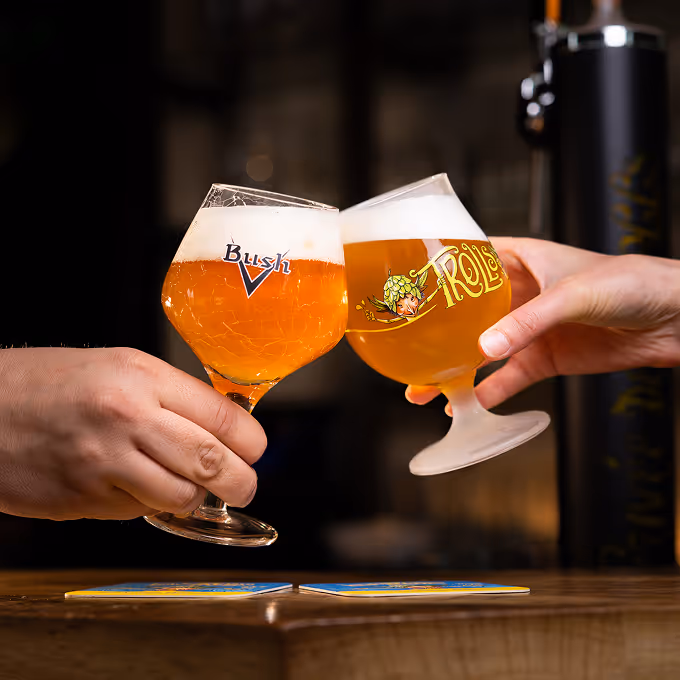 Table dressée chez Trolls & Croque à Lille avec croques et bières à partager