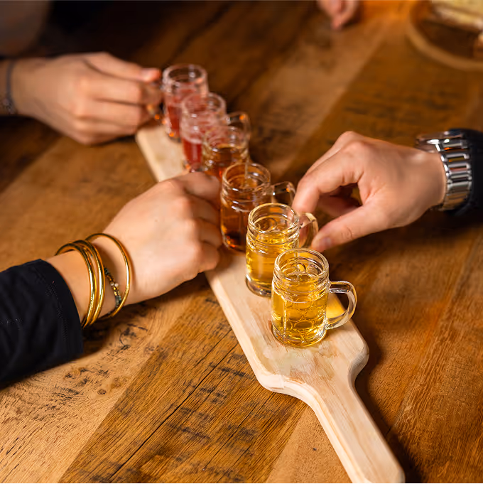 Planche apéritive avec mini-chopes de shots variés partagés entre amis chez Trolls & Croque à Lille