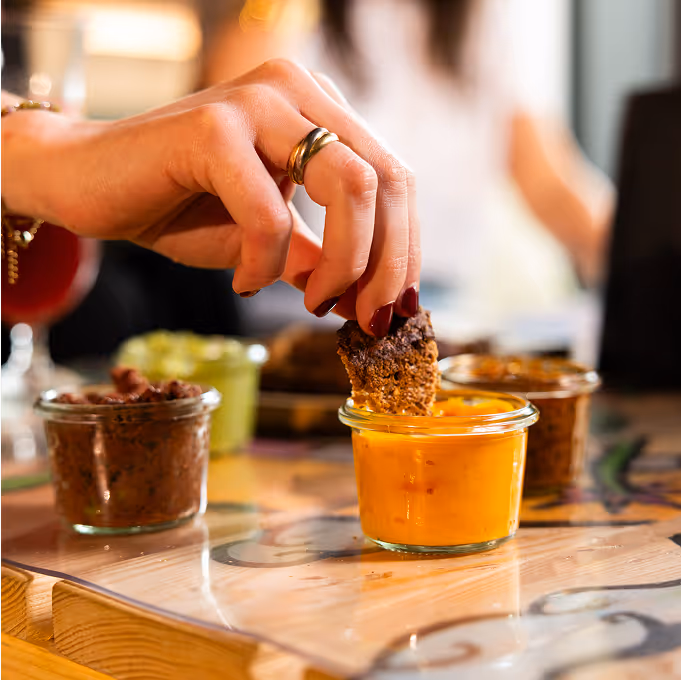 Tartinade apéritive trempée dans une sauce maison chez Trolls & Croque à Lille