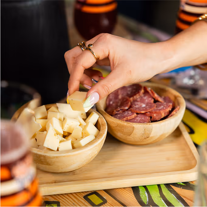 Assortiment apéro avec dés de fromage, charcuterie et bières artisanales chez Trolls & Croque Lille