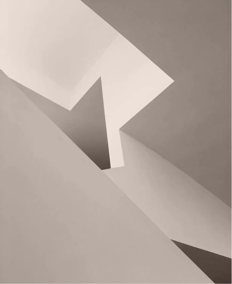 Architekturdetail: helle Betonflächen und Schatten in warmem Beige