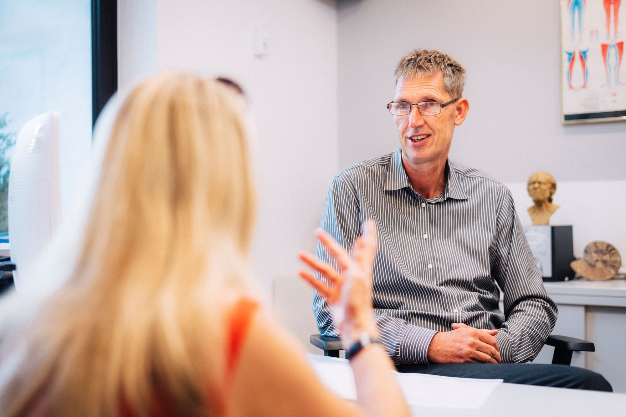 Chefarzt Dr. Krumbeck im Patientengespräch