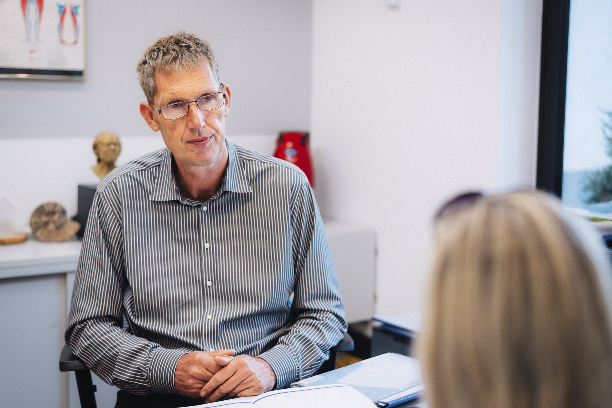 Patientengespräch zur chronischen Schmerzbehandlung mit Dr. Krumbeck