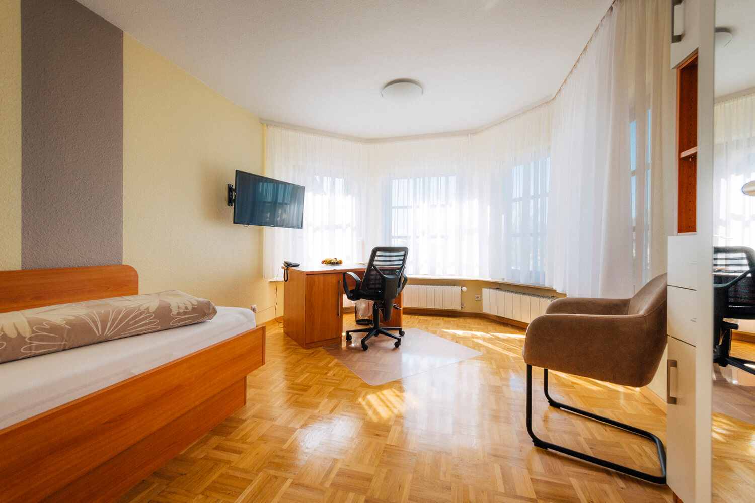 Ein Zimmer in der Schmerzklinik Bad Mergentheim