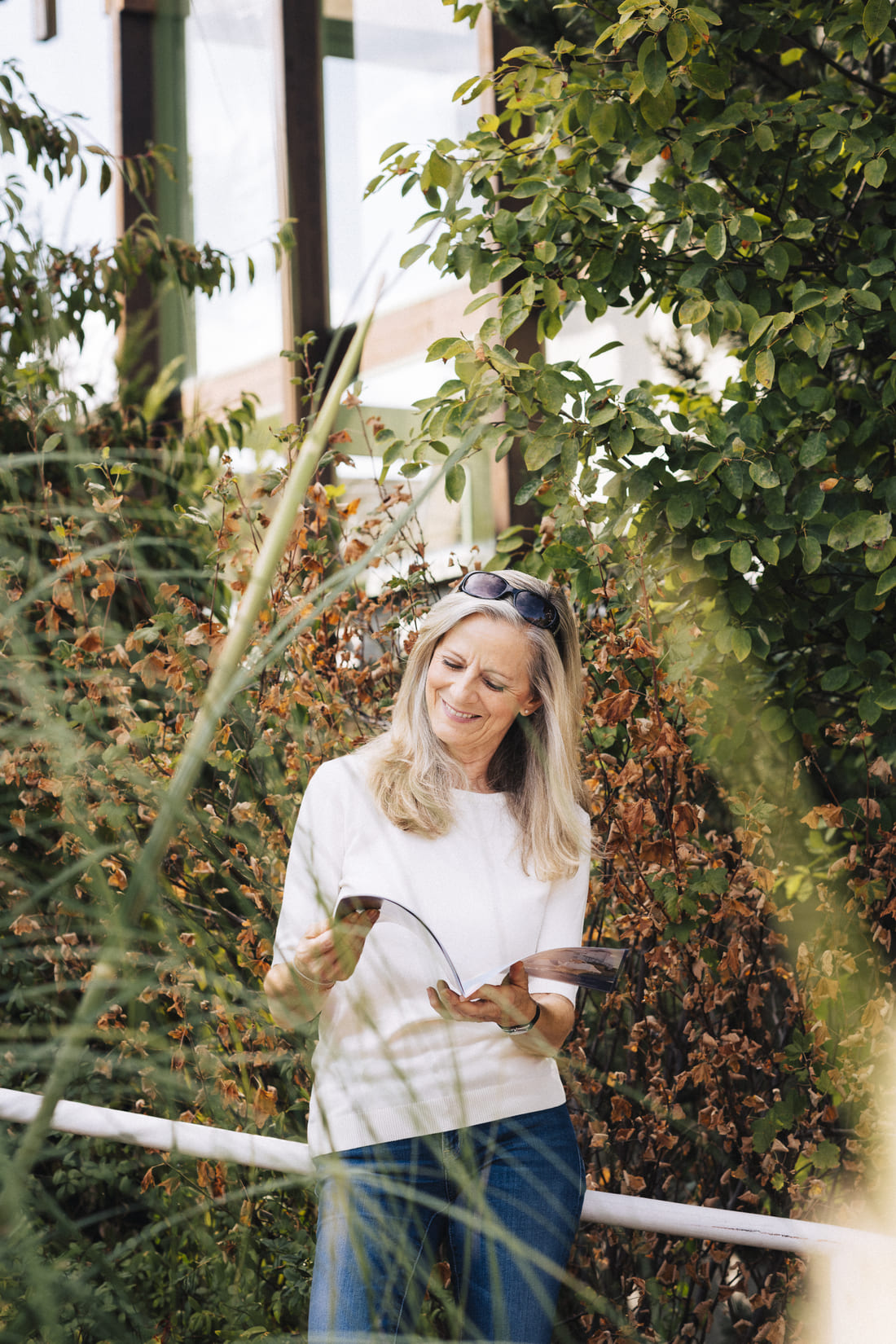 Eine Patientin der Schmerzklinik Bad Mergentheim im Garten der Klinik