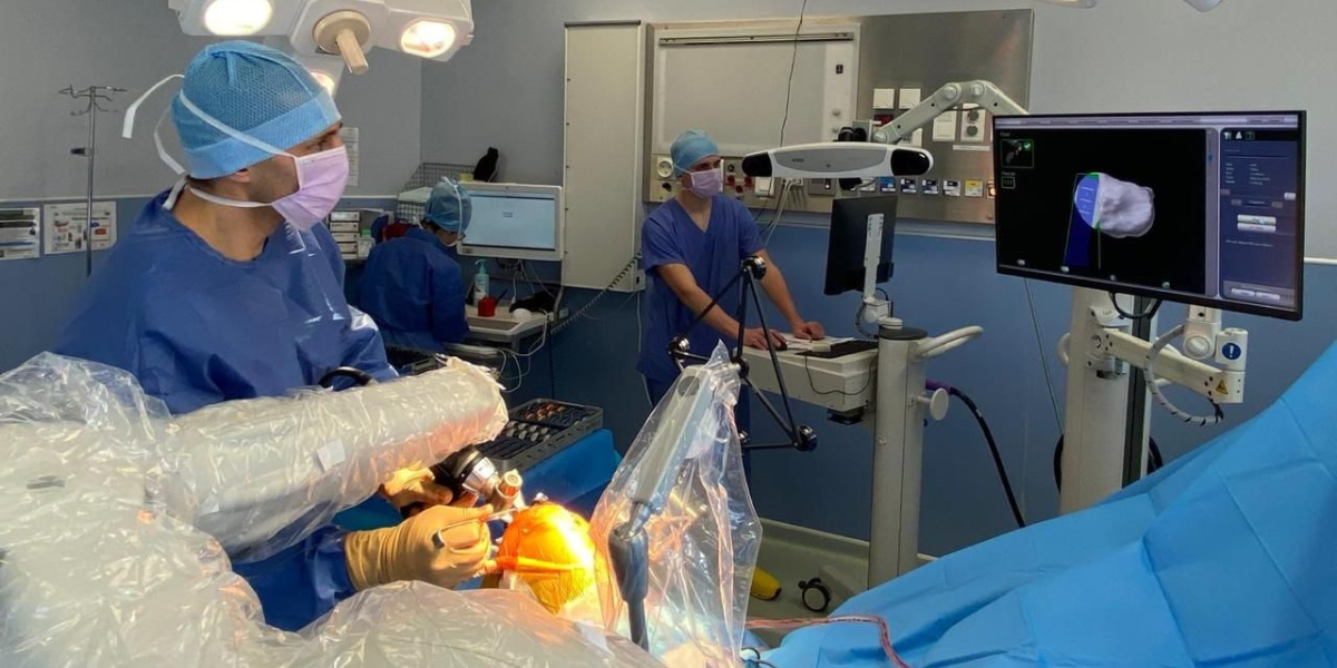 100ᵉ prothèse de genou robot-assistée : une étape majeure à la Clinique Saint Louis