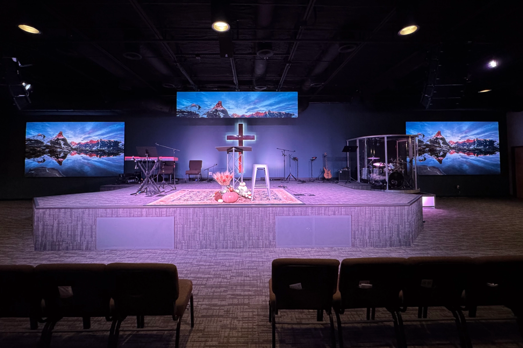 Global Harvest Church in Carrolton, Texas three screen layout.
