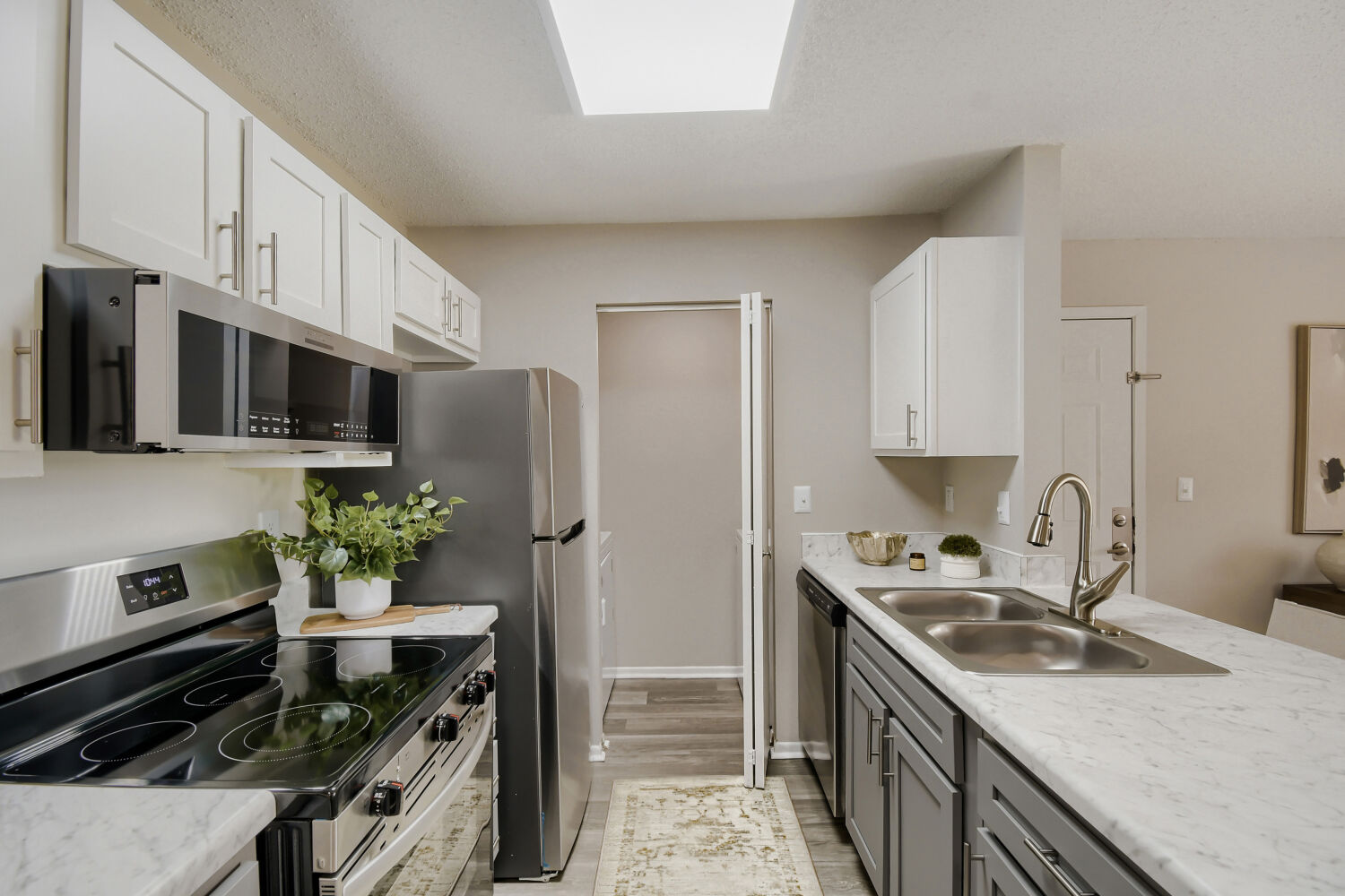 kitchen and breakfast area