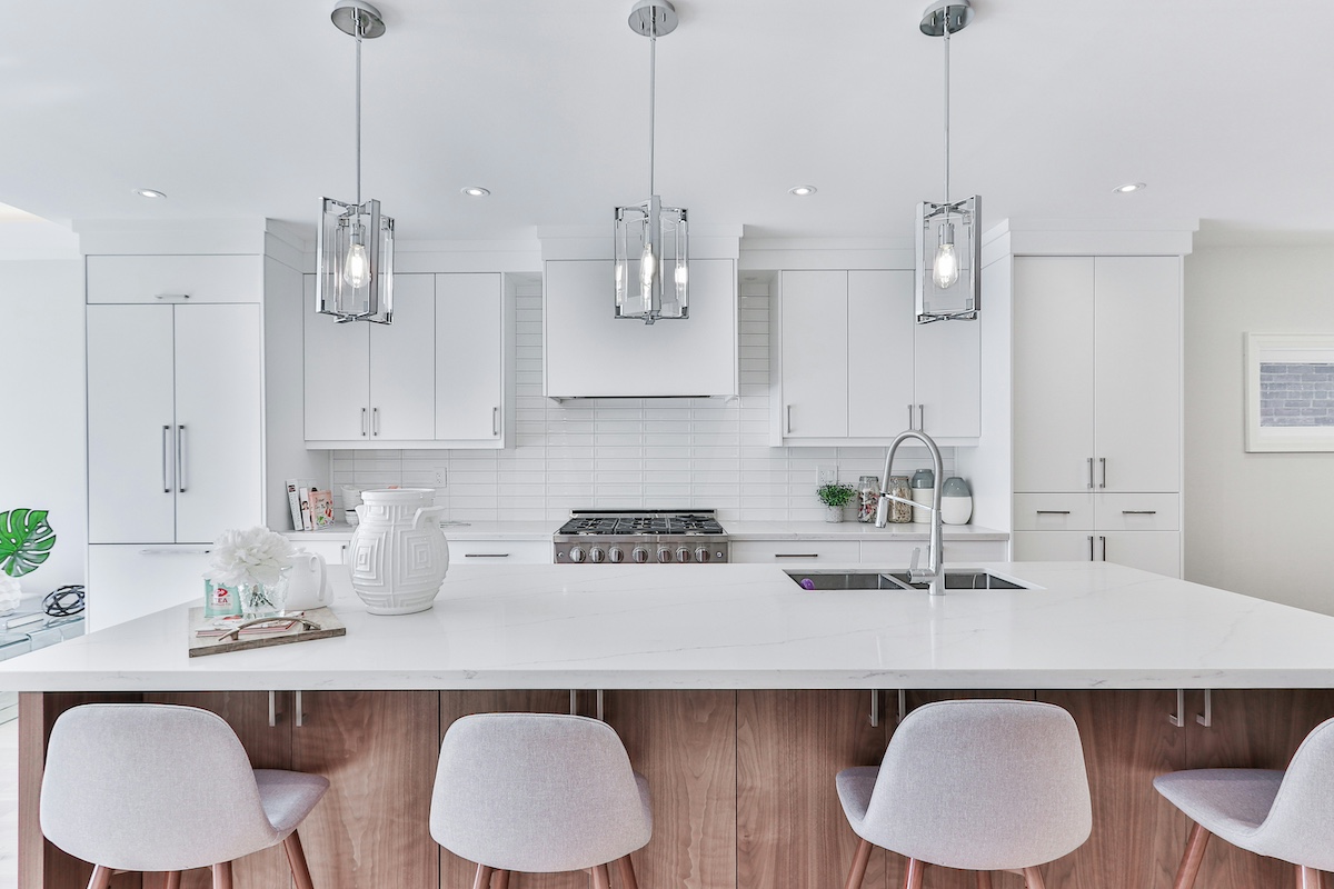 White kitchen with a modern aesthetic design