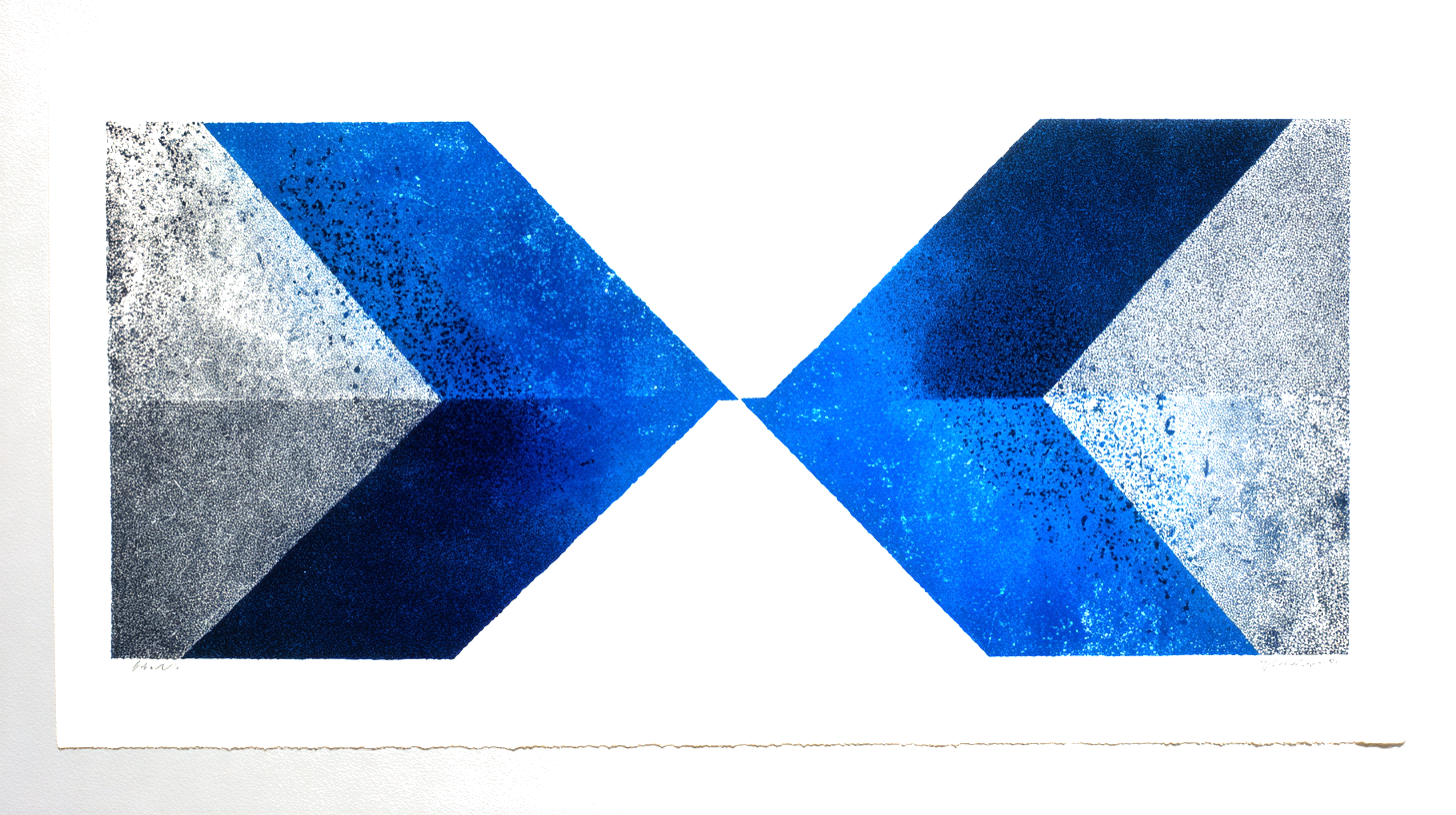 Twee geometrische pijlen die uit het midden divergeren, risograaf stijl in cobalt blauw en leisteen grijs