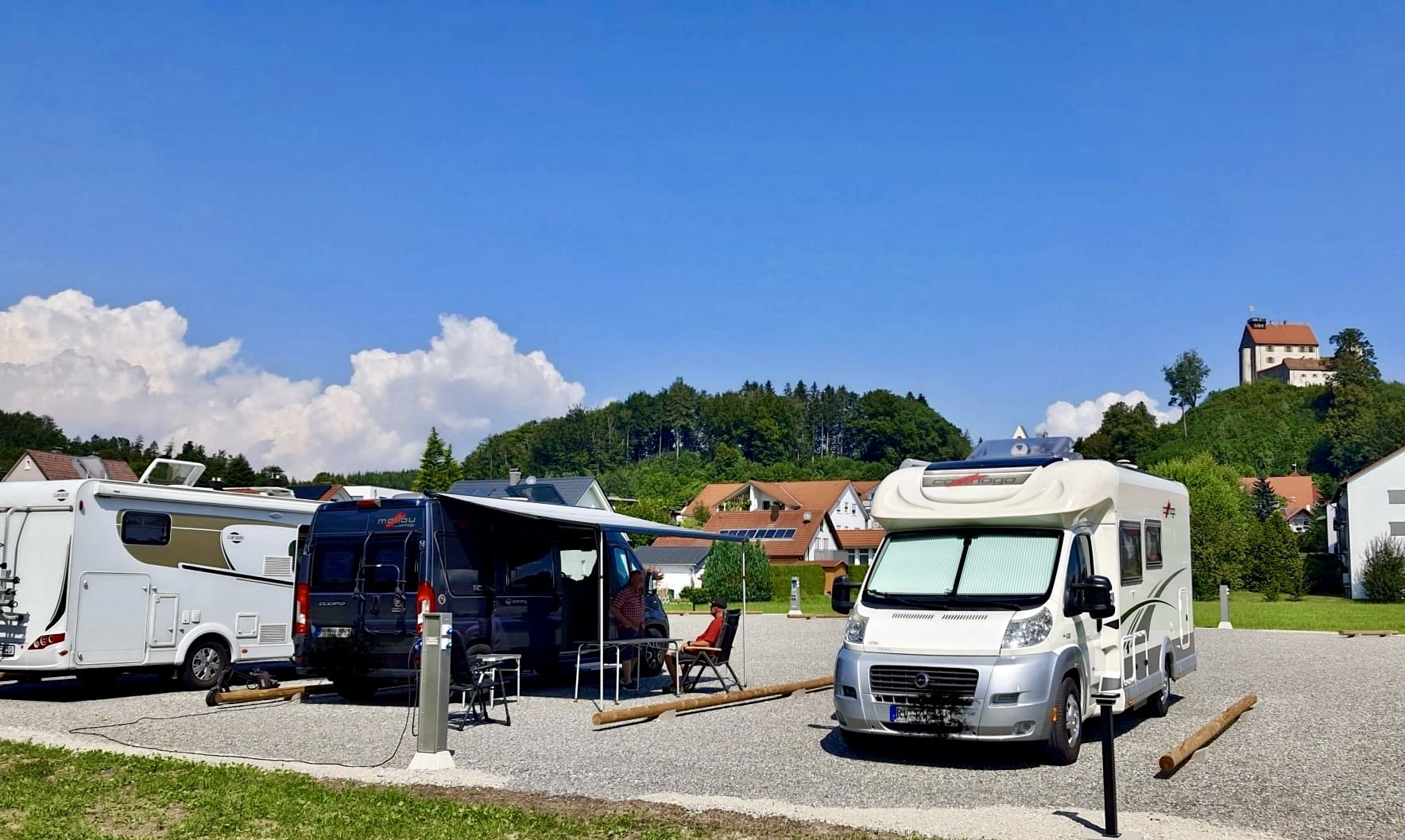 Wohnmobile mit blick auf die Waldburg