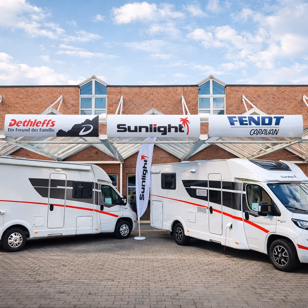 Ausstellung von Wohnmobilen bei Portmann Sport in Dagmersellen mit moderner Caravan Werkstatt im Hintergrund