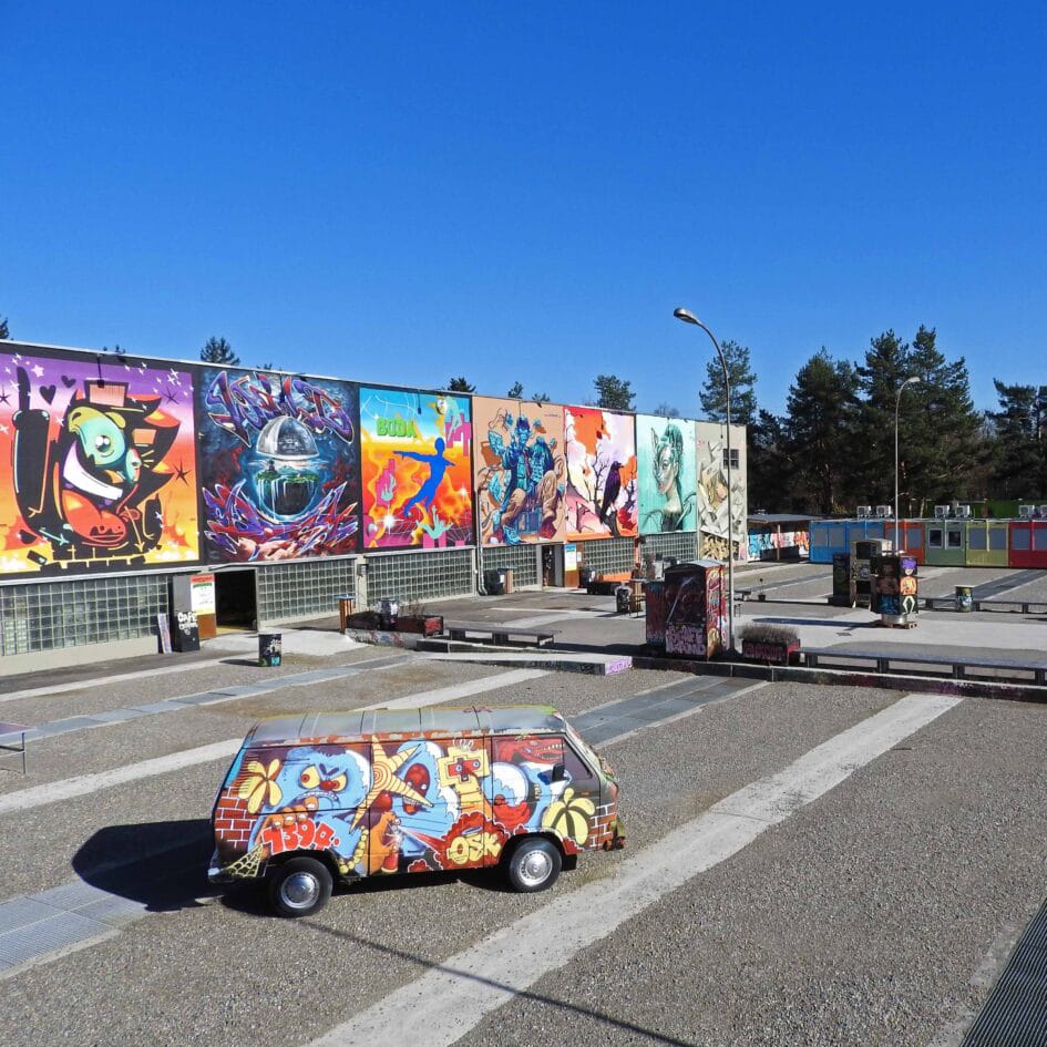 Camper und Büssli verkaufen Zubehör auf einem Flohmarkt im Graffland bei Zürich