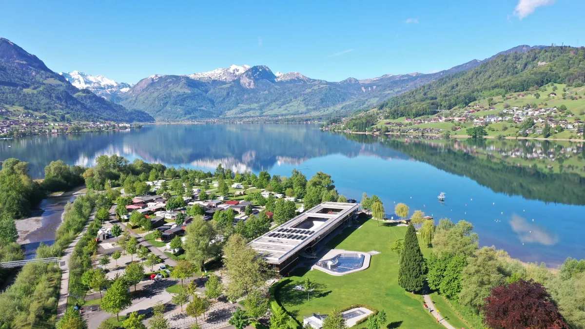 Campinganlage und See in Sarnen aus der Vogelperspektive