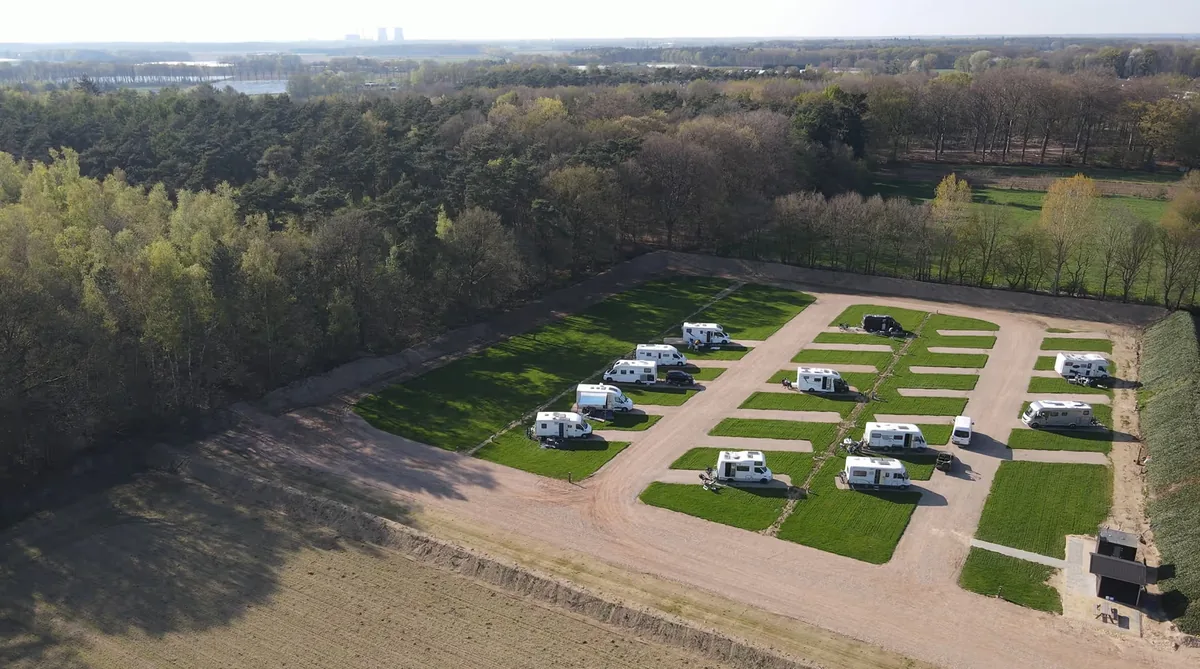 Wohnmobilstellplatz mit Parzellen und Bäumen aus der Vogelperspektive