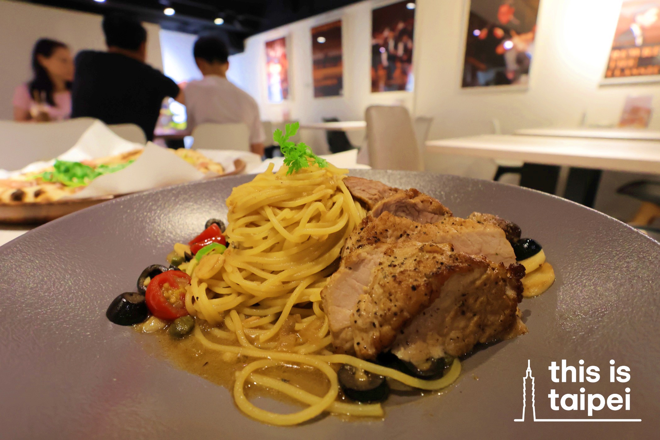 Spaghetti with Garlic Pork Fillet and pizza from Angel 5 Pizzeria in Daan District. (Photo by JT, July 2025 / © This Is Taipei) 