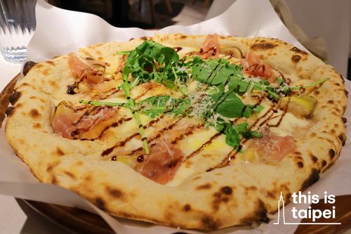 Spaghetti with Garlic Pork Fillet and pizza from Angel 5 Pizzeria in Daan District. (Photo by JT, July 2025 / © This Is Taipei)