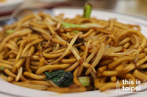 Malay Style Fried Noodles with Chicken Curry from Mr. Chee Kopitiam in Daan District. (Photo by JT, January 2026 / © This Is Taipei)